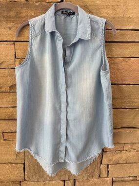 Velvet Heart Light Blue Sleeveless Chambray Button-Down Shirt w/ Raw Hem
